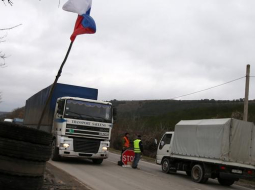 Uz robežas - iebraukšanu Sevastopolē stingri kontrolē prokrieviskie spēki. Par to liecina Krievijas karogs kontrolpunktā. Foto: ITAR-TASS/LETA