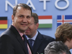Radoslavs Sikorskis (priekšplānā). Foto: EPA/LETA