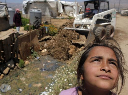Sīriešu bēgļu meitene nometnē Libānā. Foto: AFP/LETA