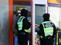 Policijas darbinieki pie "legālo narkotiku" tirgotavas Marijas ielā. Foto: Edijs Pālens, LETA