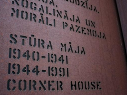 Plāksne pie bijušās Valsts Drošības komitejas ("čekas") ēkas jeb "Stūra mājas" pie Brīvības un Stabu ielas krustojuma. Foto: Edijs Pālens, LETA