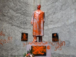 Ar krāsu aplietais Staļina piemineklis Telavi. Foto: EPA/ITAR-TASS