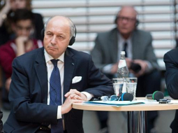 Vācijas ārlietu ministrs Franks Valters Šteinmeiers (no kreisās), Francijas ministrs Lorāns Fabiuss un Polijas ministrs Radoslavs Sikorskis diskusijā ar Berlīnes studentiem 'Which Voice for Europe?'. Foto: EPA/LETA