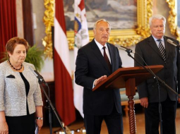 Ministru prezidente Laimdota Straujuma, Valsts prezidents Andris Bērziņš un zemkopības ministrs Jānis Dūklavs atbild uz žurnālistu jautājumiem pēc tikšanās Melngalvju namā. Foto: Edijs Pālens, LETA