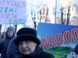 Bijusī zemkopības ministre un pašreizējā Ministru prezidente Laimdota Straujuma lauksaimnieku protesta akcijas laikā pie valdības šogad. Foto: Edijs Pālens, LETA
