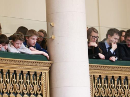 Skolēni un studenti Beļģijas parlamentā seko līdzi debatēm par bērnu eitanāziju. Foto: EPA/LETA