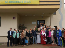 Pie Salaspils novada domes ēkas, kur izkārts sveiciens ukraiņu valodā. Publicitātes foto