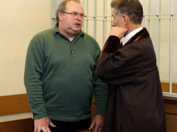 Apsūdzētais - bijušais Rīgas mēra Gundara Bojāra padomnieks un kādreizējais SIA "Rīgas satiksme" padomes priekšsēdētāja vietnieks Leonards Tenis (no kreisās) un advokāts Saulvedis Vārpiņš pirms Rīgas pilsētas Centra rajona tiesas sēdes. Foto: Edijs Pālens, LETA
