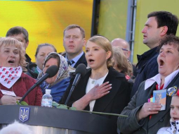 Viena no prezidenta amata kandidātēm Jūlija Timošenko (centrā) priekšvēlēšanu pasākumā dzied kopā ar saviem atbalstītājiem. Foto: ITAR-TASS/LETA