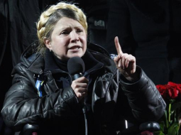Jūlija Timošenko sestdienas vakarā teic uzrunu tautai no Maidana skatuves. Foto: ITAR-TASS/LETA