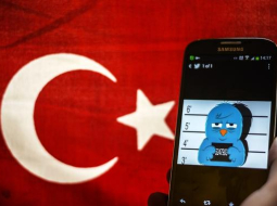 Turcijas tiesa trešdien atcēla valdības lēmumu aizliegt sociālā tīkla Twitter darbību. Šodien darbības liegums skāris YuoTube. Foto: EPA/LETA