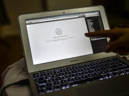 Datorā redzams uzraksts par Twitter bloķēšanu. Foto: AFP/LETA