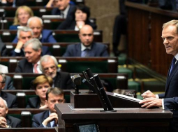 Polijas valdības vadītājs Donalds Tusks uzstājas parlamentā pirms uzticības balsojuma. Foto: AFP/LETA