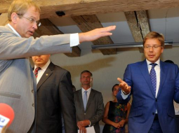 Partijas "Gods kalpot Rīgai" valdes priekšsēdētājs Andris Ameriks (no kreisās) un sociāldemokrātiskās partijas "Saskaņas" valdes priekšsēdētājs Nils Ušakovs pirms līguma parakstīšanas par abu partiju kopīgu dalību 12.Saeimas vēlēšanās. Foto: Ieva Lūka, LETA