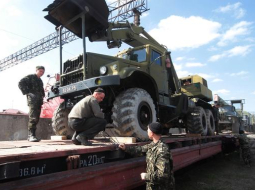 Ukrainas armijas tehniku iekrauj vilcienā, lai izvestu no okupētās Krimas. Foto: ITAR-TASS/LETA