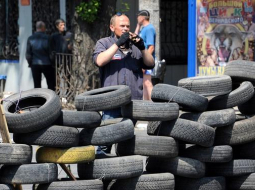 Prokrieviskie militāristi pie barikādes Doņeckā. Foto: AFP/LETA