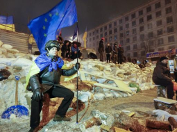 Pie barikādes Kijevas Neatkarības laukumā. Foto: EPA/LETA