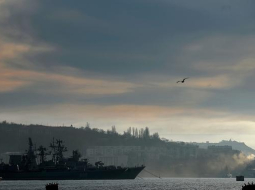 Krievijas fregate "Pytlivyy" pie Sevastopoles Krimā, kur atrodas Ukrainas karakuģu bāze. Foto: AFP/LETA
