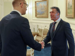 NATO ģenerālsekretārs Anderss Fogs Rasmusens (no labās) tiekas ar Ukrainas premjerministru Arsēniju Jaceņuku. Foto: AFP/LETA