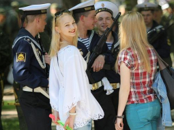 Sevastopole. Meitenes un jūrnieki. FOTO: AFP/LETA
