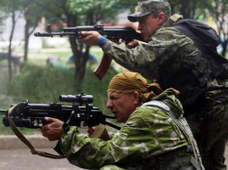 Prokrieviskie militāristi uzbrūk Ukrainas robežsardzes postenim. Foto: AFP/LETA