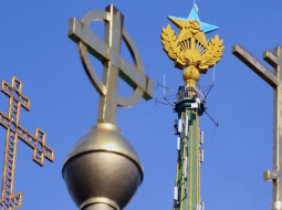 Maskavā Koteļņičeskas krastmalas augstceltnes torņa smailes zvaigznes daļu aktīvisti nokrāsojuši zilā krāsā, cenšoties paust solidaritāti ar Ukrainu. Foto: ITAR-TASS/LETA