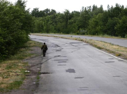 Ceļš pie Ukrainas ciemata Metālists. Foto: ITAR-TASS/LETA