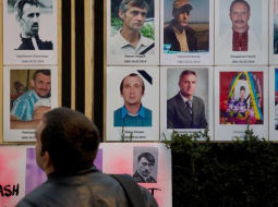 Ukrainas protestos bojāgājušo fotogrāfijas novietotas arī Londonā, godinot viņu piemiņu. Foto: AFP/LETA