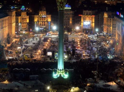 Kijevas Neatkarības laukuma kopskats no augšas. Labi redzams, kur atrodas protestētāji, kur - milicijas vienības. Foto: AFP/LETA