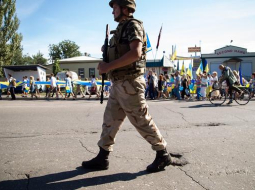 Ukrainas neatkarības dienas svinības no teroristiem atbrīvotajā Slovjanskā notika Ukrainas armijas karavīru uzraudzībā. Foto: AFP/LETA