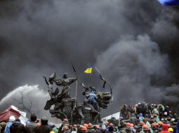 Kijevas Neatkarības laukums dūmos. Foto: AFP/LETA