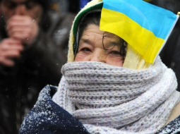 Protestētāja Kijevā apbruņojusies pret salu. Foto: LETA-AFP.