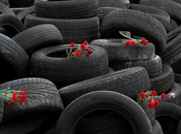 Riepu kaudze kā piemiņas zīme Neatkarības laukuma cīņai Kijevā. Foto: EPA/LETA