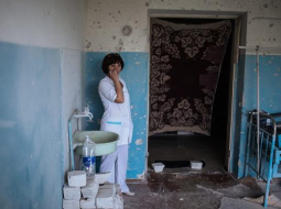 Ukrainas pilsētiņas Avdejevkas, kas atrodas netālu no Doņeckas, slimnīcas medicīnas māsa rāda izpostīto palātu. Foto: EPA/LETA
