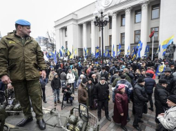 Partijas "Svoboda" aktīvisti un cilvēki pulcējas pie Ukrainas parlamenta, kas apstiprina valdības galvu. Foto: AFP/LETA