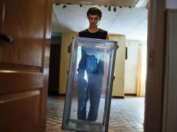 Ukrainas vēlēšanu iecirknī notiek gatavošanās balsošanai. Foto: AFP/LETA