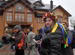Ukrainas ļaudis sestdien devās uz gāztā prezidenta Janukoviča villu, kur tika sarīkotas "atvērto durvju dienas". Foto: AFP/LETA