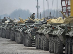 Ukrainas armijas bruņumašīnas sastājušās līnijā Ļvovā, lai tiktu transportētas. Foto: EPA/LETA