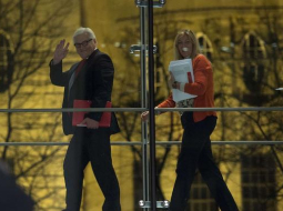 Sociāldemokrātu frakcijas vadītājs Franks Valters Šteinmeiers māj saviem atbalstītājiem, dodoties uz sarunām ar konservatīvajiem. Foto: AFP/LETA