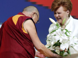 Eksprezidente Vaira Vīķe-Freiberga sveic Nobela miera prēmijas laureātu, Viņa Svētību Dalailamu XIV pēc publiskās lekcijas "Līdzcietības kultūra" "Arēnā Rīga". Foto: Ieva Lūka, LETA