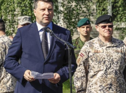 Aizsardzības ministrs Raimonds Vējonis (no kreisās) un Bruņoto spēku komandieris Raimonds Graube. Foto: Lauris Aizupietis, F64