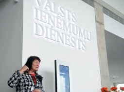 VID ģenerāldirektore Ināra Pētersone iepazīstina ar ēku. Foto: Edijs Pālens, LETA