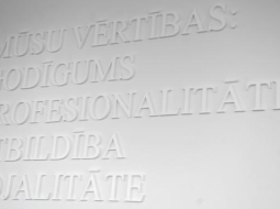 Uzraksts Valsts ieņēmumu dienesta jaunajā administratīvo ēku kompleksa telpās. Foto: Edijs Pālens, LETA