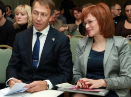 Reformu partijas biedri Jānis Vilnītis un Saeimas deputāte Zanda Kalniņa-Lukaševica piedalās Reformu partijas domes sēdē, kurā spriež par gatavošanos nākamgad gaidāmajām Eiropas Parlamenta un Saeimas vēlēšanām. Foto: Evija Trifanova, LETA