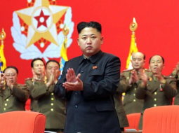 Ziemeļkorejas diktators Kims Čenuns (attēlā) tēvoci Džanu Sonthēku atbrīvojis no ietekmīgās Nacionālās Aizsardzības komisijas vicepriekšsēdētāja amata. Foto: AFP/LETA