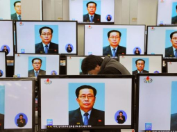 Televīzijas ziņu raidījums vēsta, ka Ziemeļkorejas diktatora Kima Čenuna ietekmīgajam tēvocim Čanam Sonthēkam izpildīts nāvessods. Foto: AFP/LETA