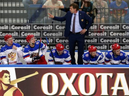 Oļegs Znaroks pasaules hokeja čempionātā Minskā dod komandas Krievijas spēlētājiem. Foto: EPA/LETA