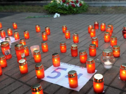 Piemiņas sveces bojāgājušajiem Zolitūdes traģēdijā. Foto: Ieva Lūka, LETA