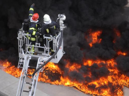 Uz sabrukušā Zolitūdes lielveikala jumta notiek otrs policijas eksperiments ar dedzināšanu. Foto: Edijs Pālens, LETA