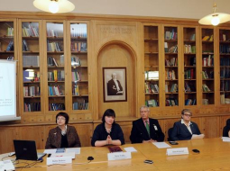 Uzņēmēja Baiba Rubesa (no kreisās), sabiedrības par atklātību "Delna" vadītāja Inese Voika, bijušais Satversmes aizsardzības biroja vadītājs Jānis Kažociņš, bijusī Rīgas apgabaltiesas tiesnese Ināra Šteinerte un politoloģe Iveta Kažoka piedalās sabiedriskā apspriedē par Zolitūdes traģēdijas komisijas izveidošanu. Foto: Ieva Lūka, LETA